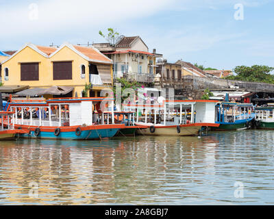 Bunte Passagierschiffe entlang Thu Bon Fluss in Hoi An, Vietnam angedockt. Stockfoto