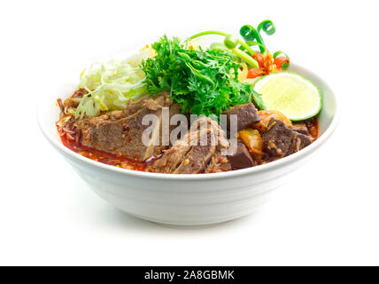 Thai Reis Nudeln, Nudeln Reis, kleinen Nudeln und mit würzigem Schweinefleisch Sauce. Northern Thai Food aus Reis Nudeln in pikanter Sauce mit Schweinefleisch oder Fleisch de Stockfoto