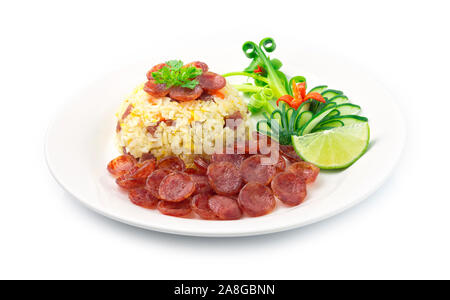 Gebratener Reis mit Schweinefleisch chinesische Saucesage, Ei. Thai Food Fusion Style dekorieren Gurke geschnitzt, Frühlingszwiebeln, Paprika und Kalk Seitenansicht Stockfoto