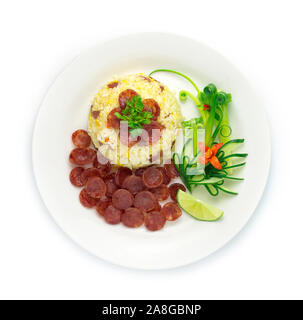 Gebratener Reis mit Schweinefleisch chinesische Saucesage, Ei. Thai Food Fusion Style dekorieren Gurke geschnitzt, Frühlingszwiebeln, Paprika und Kalk Top View Stockfoto