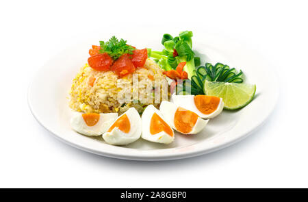 Gebratener Reis mit Salz Ei, Ei. Thai Food Fusion Style dekorieren Gurke geschnitzt, Frühlingszwiebeln, Paprika und Kalk Seitenansicht Stockfoto