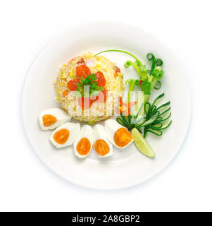 Gebratener Reis mit Salz Ei, Ei. Thai Food Fusion Style dekorieren Gurke geschnitzt, Frühlingszwiebeln, Paprika und Kalk Top View Stockfoto