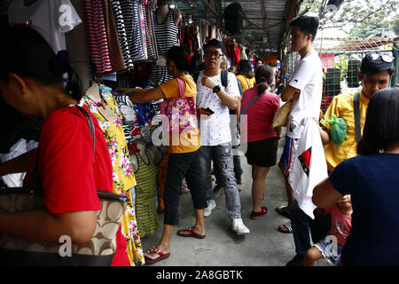 TAYTAY, Rizal, Philippinen - NOVEMBER 7, 2019: Sortiert günstige Kleidung und Schuhe auf dem Display auf einem Basar in einem beliebten Basar oder loca Abschaltdruck Stockfoto