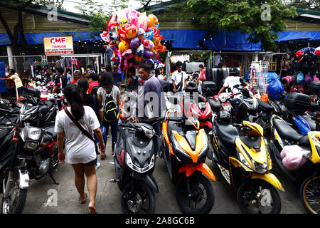 TAYTAY, Rizal, Philippinen - NOVEMBER 7, 2019: Motorräder auf einem öffentlichen Parkplatz in einem Einkaufszentrum. Stockfoto