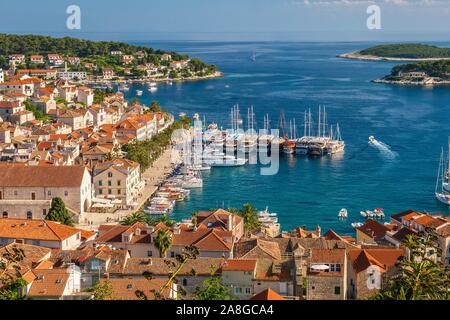 Die Altstadt und Yachthafen von der schönen und beliebten Ferienort der Insel Hvar, einer dalmatinischen Insel in der Adria in Kroatien. Stockfoto