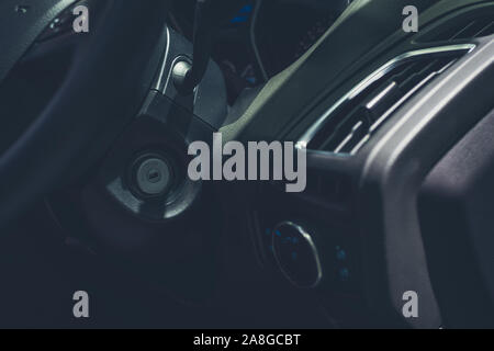 Einrichtung eines modernen Autos mit Lenkrad Ton Luxus Stockfoto