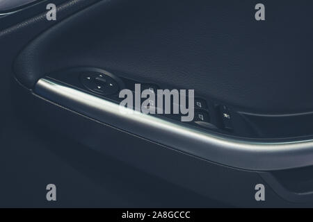 Modernes Auto innen Armlehne mit Fenster Control Panel, Door Lock-Button. Details im Innenraum. Stockfoto