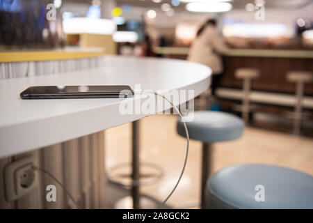 Stuttgart, Deutschland. 08 Nov, 2019. Ein Handy ist bei einer öffentlichen Handy aufgeladen Ladestation in der Königsbau Passage. Credit: Tom Weller/dpa/Alamy leben Nachrichten Stockfoto