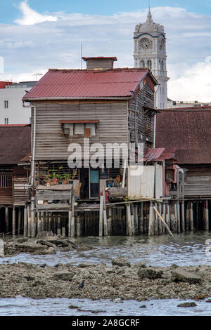 PENANG, MALAYSIA, 12.November 2017, traditionelle Holzhäuser auf Piloten stehen über das Meer Schlamm, Clan Jetties George Town, Penang, Malaysia. Stockfoto