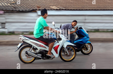 SAMUT PRAKAN, THAILAND, Apr 27 2019, Kerle auf dem Motorrad Racing auf der Straße der Stadt. Zwei Asiatische junge Männer fahren schnell auf Motorrädern auf der Straße. Stockfoto