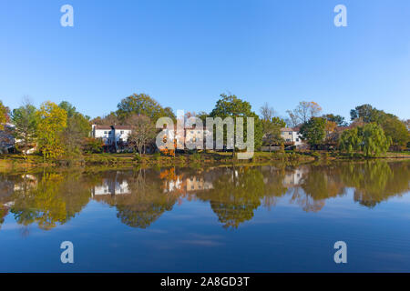 Suburban Nachbarschaft von Falls Church im Herbst in der Nähe von Wasser in Virginia, USA. Bunte Landschaft mit Laubbäumen im Herbst. Stockfoto