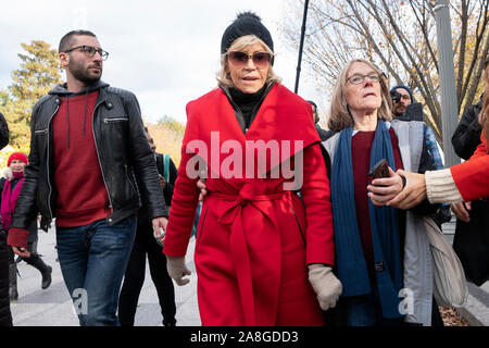 Schauspielerin und politische Aktivistin Jane Fonda, Mitte, fährt ein Klima Protest gegen das Weiße Haus in Washington, DC, USA, am Freitag, 8. November 2019. Aktivistinnen marschierten vom Kapitol zum Weißen Haus, die Aufmerksamkeit auf die Notwendigkeit, den Klimawandel zu ziehen. Credit: Stefani Reynolds/CNP/MediaPunch Stockfoto