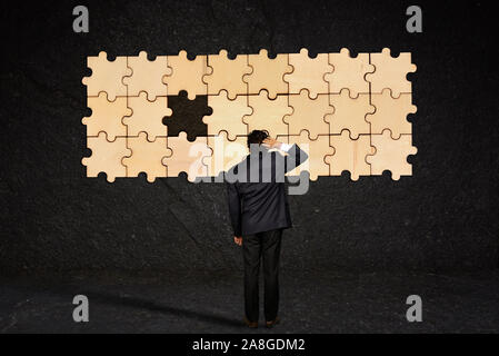 Unternehmer frustriert über ein fehlendes Puzzle Stockfoto