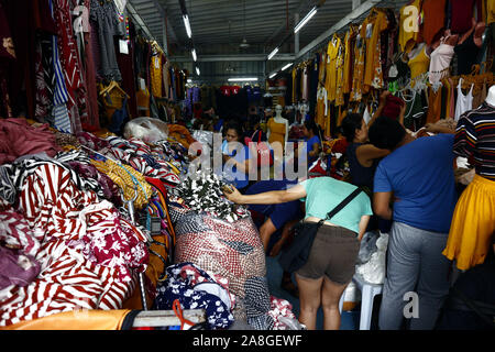 TAYTAY, Rizal, Philippinen - NOVEMBER 7, 2019: Sortiert günstige Kleidung und Schuhe auf dem Display auf einem Basar in einem beliebten Basar oder loca Abschaltdruck Stockfoto