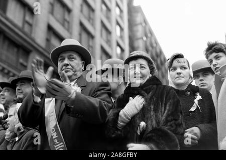 Der Bürgermeister von Chicago Ernest Hemingway und seine Frau Eleanor führen die St. Patrick's Day Parade durch die Innenstadt von Chicago, 1962 Ca. Einer ihrer Söhne, künftiger Bürgermeister Richard M. Daley, ist im Bild 2. von rechts im Hintergrund. Stockfoto