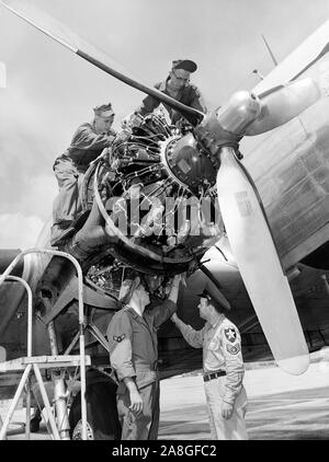 Mitglieder des 437Th Airlift Wing Reparatur ein Flugzeug in O'Hare Feld, Ca. 1953. Stockfoto