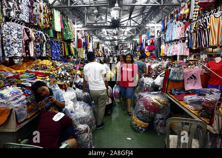 TAYTAY, Rizal, Philippinen - NOVEMBER 7, 2019: Sortiert günstige Kleidung und Schuhe auf dem Display auf einem Basar in einem beliebten Basar oder loca Abschaltdruck Stockfoto