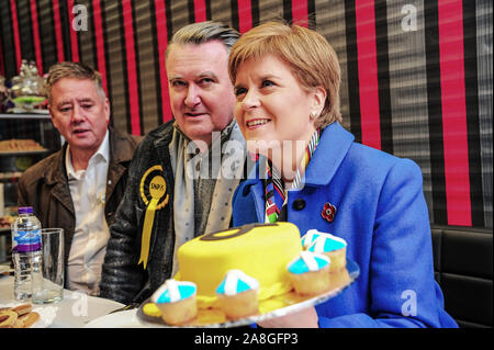 Alloa, Großbritannien. 06 Nov, 2019. Erster Minister Nicola Stör, Keith Brown (RL), John Nicolson (L) hält einen SNP verzierten Kuchen in Richtung drücken Sie während der Wahlkampagne der John NICOLSON vor der Bundestagswahl 2019. Credit: SOPA Images Limited/Alamy leben Nachrichten Stockfoto