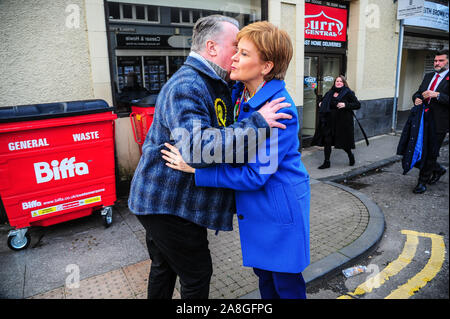 Alloa, Großbritannien. 06 Nov, 2019. SNP John Nicolson grüßt Nicola Sturgeon während seiner Wahlkampagne im Vorfeld der allgemeinen Wahlen 2019. Credit: SOPA Images Limited/Alamy leben Nachrichten Stockfoto