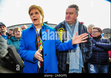 Alloa, Großbritannien. 06 Nov, 2019. SNP John Nicolson und Nicola Sturgeon sind auf einer Pressekonferenz während seiner Wahlkampagne im Vorfeld der allgemeinen Wahlen 2019 gesehen. Credit: SOPA Images Limited/Alamy leben Nachrichten Stockfoto