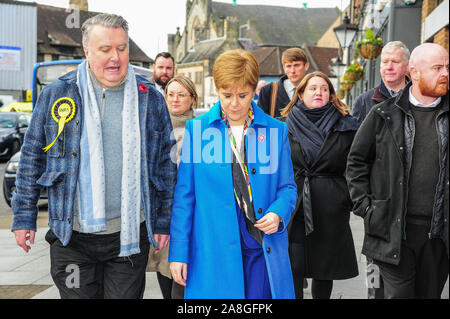 Alloa, Großbritannien. 06 Nov, 2019. SNP John Nicolson spricht mit Nicola Sturgeon während seiner Wahlkampagne im Vorfeld der allgemeinen Wahlen 2019. Credit: SOPA Images Limited/Alamy leben Nachrichten Stockfoto