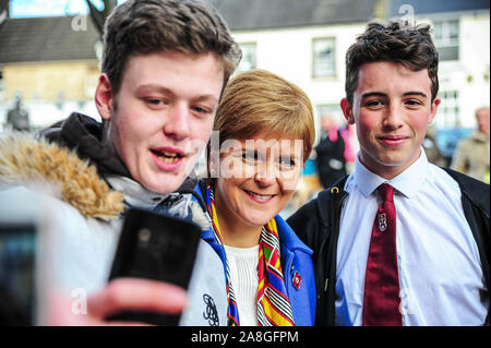 Alloa, Großbritannien. 06 Nov, 2019. Erster Minister Nicola Sturgeon nimmt eine selfie mit ihren Anhängern im Wahlkampf der SNP John NICOLSON vor der Bundestagswahl 2019. Credit: SOPA Images Limited/Alamy leben Nachrichten Stockfoto