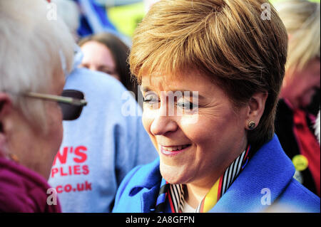 Alloa, Großbritannien. 06 Nov, 2019. Erster Minister Nicola Sturgeon spricht mit den Einheimischen im Wahlkampf der SNP John NICOLSON vor der Bundestagswahl 2019. Credit: SOPA Images Limited/Alamy leben Nachrichten Stockfoto