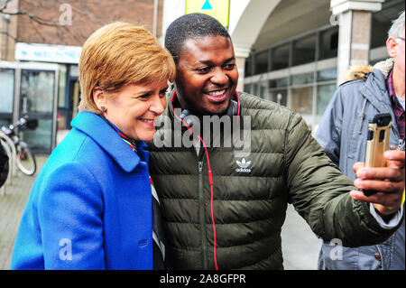 Alloa, Großbritannien. 06 Nov, 2019. Erster Minister Nicola Sturgeon nimmt eine selfie mit ihren Anhängern im Wahlkampf der SNP John NICOLSON vor der Bundestagswahl 2019. Credit: SOPA Images Limited/Alamy leben Nachrichten Stockfoto