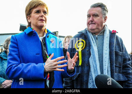 Alloa, Großbritannien. 06 Nov, 2019. SNP John Nicolson und Nicola Sturgeon sind auf einer Pressekonferenz während seiner Wahlkampagne im Vorfeld der allgemeinen Wahlen 2019 gesehen. Credit: SOPA Images Limited/Alamy leben Nachrichten Stockfoto