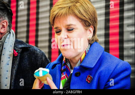 Alloa, Großbritannien. 06 Nov, 2019. Erster Minister Nicola Sturgeon isst eine Cupcake an Alwen Kuchen während der Wahlkampagne der John NICOLSON vor der Bundestagswahl 2019. Credit: SOPA Images Limited/Alamy leben Nachrichten Stockfoto