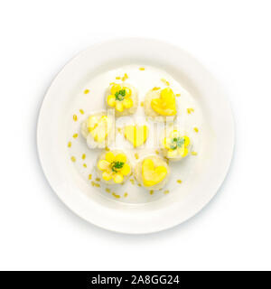 Klebreis mit Mango thailändisches Dessert beliebt in einem Biss Stil und geschnitzten Mango Herz und Blume serviert mit Kokosmilch sahne Sauce und Golde Stockfoto