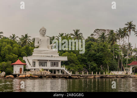 Weiß Udakotuwa Tempel in Bentota, Sri Lanka. Große, weiße Buddha Statue. Stockfoto