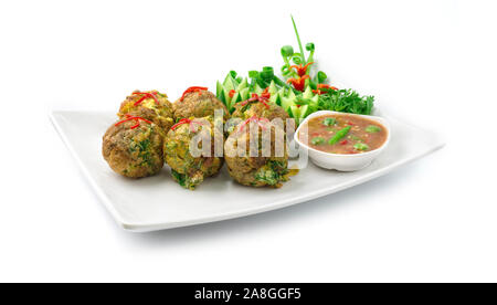 Spiegeleier mit Klettern Wattle in Runde Kugel Form (acasia Pennata Omelette) serviert Garnelenpaste Chili Sauce Thai Food Stil dekorieren geschnitzten Cumcumbe Stockfoto