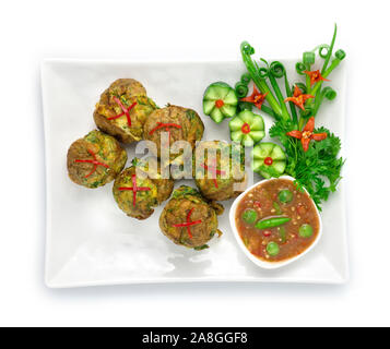 Spiegeleier mit Klettern Wattle in Runde Kugel Form (acasia Pennata Omelette) serviert Garnelenpaste Chili Sauce Thai Food Stil dekorieren geschnitzten Cumcumbe Stockfoto