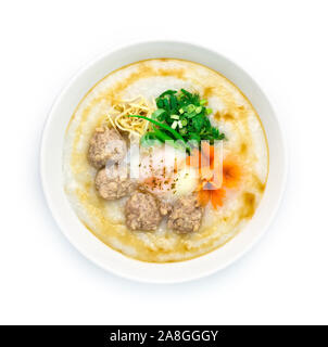 Congee Schweinefleisch, Reisbrei mit gekochtem Ei serviert Scheibe Ingwer und Schnitzel Sellerie, Koriander thai Kraut. Asiatische Küche Frühstück dekorieren mit geschnitzten Karotte Stockfoto