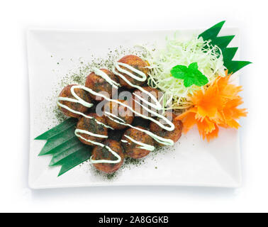 Takoyaki innen mit Tako Tintenfisch schnitzel Snack Pause japanisches Essen Stil gekrönt mit Nori Algen und süßen Soße, geschnitzte Karotte und Slice dekorieren c Stockfoto