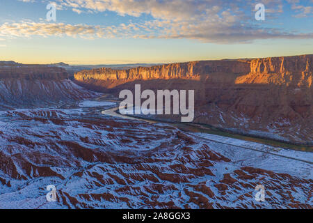 Colorado River und Badlands in der Nähe von Moab, Utah, Winter Schnee bei Sonnenuntergang Stockfoto