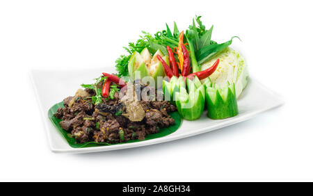 Würziges Hackfleisch Salat mit würzigen Kräutern Zutaten der thailändischen Küche Beliebt im nördlichen Stil dekorieren mit geschnitzten Gurken und Gemüse. Seitenansicht gekocht Stockfoto