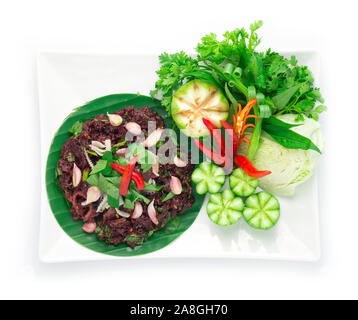Würzige rohes Hackfleisch Salat Zutat würzigen Kräutern Thai Essen beliebt im nördlichen Stil dekorieren mit geschnitzten Gurken und Gemüse Top View Stockfoto