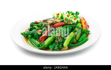 Rühren gebratene Chinesische Grünkohl mit Salz Fisch Makrele goodtasty Thai Essen gemischt Chinesisches Essen Stil dekorieren mit geschnitzten Gurke Gemüse Seitenansicht Stockfoto