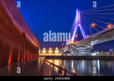 Aomori Brücke und Nebuta Warasse Art Museum an der Bucht von Aomori Aomori, Japan Stockfoto