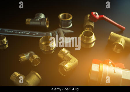 Sanitär Anlagen auf einem schwarzen Hintergrund. Ventile und Schraubenschlüssel Stockfoto