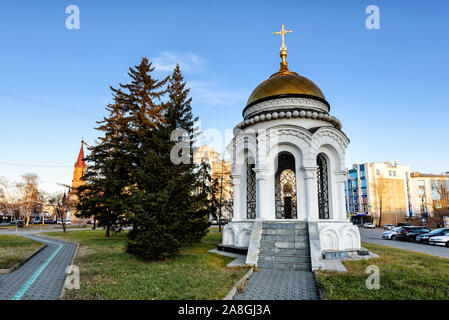 IRKUTSK, RUSSLAND - 2. November 2019: Kapelle-Denkmal auf dem Gelände der zerstörten Kathedrale im Namen der Kasaner Ikone der Mutter Gottes und Stockfoto