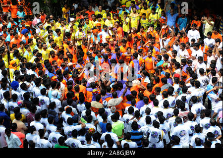 Mumbai, Indien, Asien - menschliche Pyramide versuchen, dahi Handi auf Janmashtami, gokulashtami Govinda Hindu Festival zu Brechen von Lord Krishna Geburtstag zu feiern Stockfoto