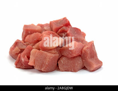 Schweinefleisch Gulasch, Raw, vor weißem Hintergrund Stockfoto