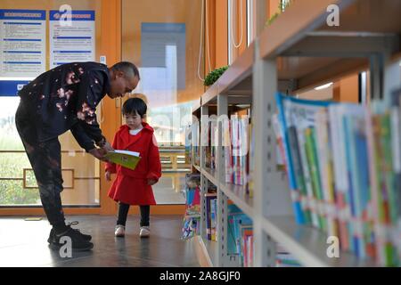 Pingxiang, der chinesischen Provinz Jiangxi. 8. November, 2019. Die Menschen lesen in einer öffentlichen Bibliothek in Xiangdong Bezirk der Stadt Pingxiang, der ostchinesischen Provinz Jiangxi, November 8, 2019. Credit: Peng Zhaozhi/Xinhua/Alamy leben Nachrichten Stockfoto