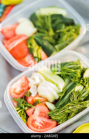 Nahaufnahme des köstlichen frischen, rohen Gemüse aus dem Garten in zwei Behältern, Ansicht von oben. Gesunde Lebensmittel und Ernährung Stockfoto