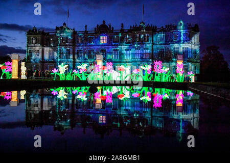 Die Front von Longleat House, Wiltshire, leuchtet wie die englischen Herrenhaus und der Sitz der Marquesses des Bades, ist im Licht als Teil ihrer Festival der Licht getaucht, mit Skulpturen an den Themen der Mythen und Legenden aus der ganzen Welt. Stockfoto