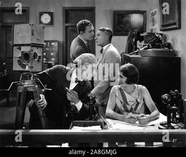 BUSTER KEATON und MARCELINE Tag mit hinter Harold Goodwin und SIDNEY BRACEY in der KAMERAMANN 1928 Verwaltungsrat Edward Sedgwick und Buster Keaton Stummfilm Metro Goldwyn Mayer Stockfoto