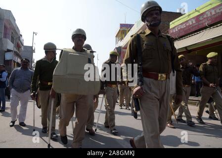 November 9, 2019: Police Patrol, nachdem das Oberste Gericht verkündete, ein Urteil über eine umstrittene religiöse Stätte, in Ayodhya, Uttar Pradesh, Indien, 09. November 2019. Fünf Richter Verfassung Werkbank der Oberste Gerichtshof Indiens unter der Leitung des Chief Justice von Indien Ranjan Gogai, lieferte einen viel erwartete Urteil zur ayodhya Titel passen. Der Anzug ist in einem Rechtsstreit über die Steuerung einer Website als Geburtsort des hinduistischen Gottes Ram, die auch die Babri Masjid, die von hinduistischen Nationalisten im Jahr 1992 zerstört wurde, gehostete betrachtet. Laut Medienberichten soll der Oberste Gerichtshof entschied, dass die Website sollte Stockfoto